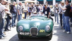 La punzonatura delle auto in piazza della Loggia a Brescia. LaPresse